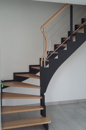 ESCALIER LIMON BOIS DECOUPE EN CREMALLERE